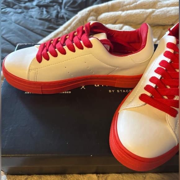 NIB Alice and Olivia Thea Sneaker - Picture 2 of 8